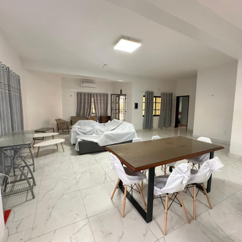 Villa meublée à louer avec piscine à Cotonou Fidjrossè Plage