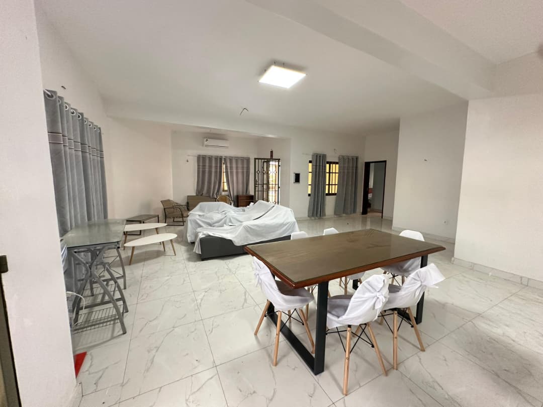 Villa meublée à louer avec piscine à Cotonou Fidjrossè Plage