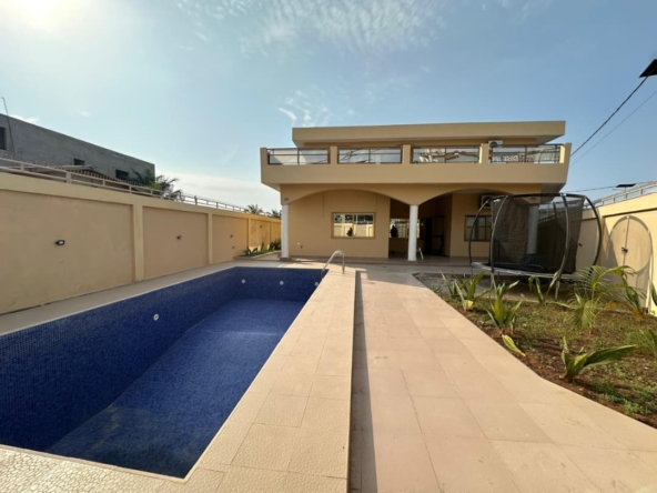 Villa meublée à louer avec piscine à Cotonou Fidjrossè Plage