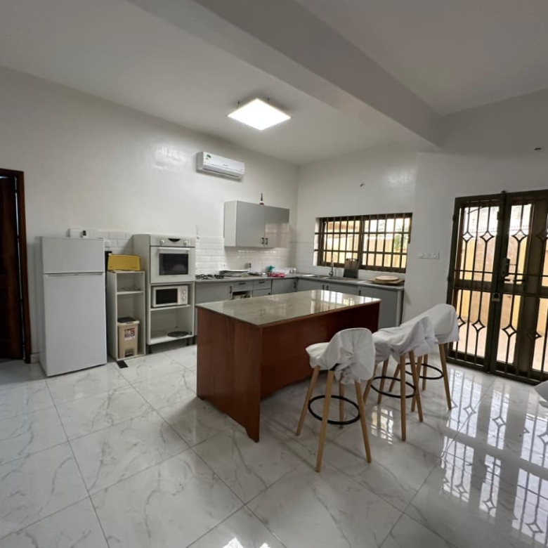 Villa meublée à louer avec piscine à Cotonou Fidjrossè Plage