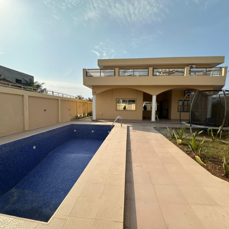 Villa meublée à louer avec piscine à Cotonou Fidjrossè Plage