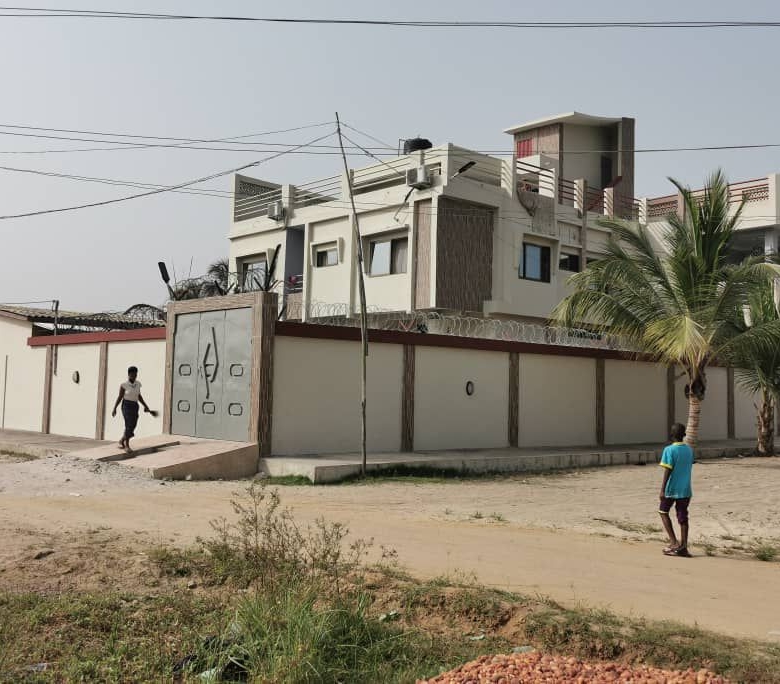 Villa R+2 à vendre à Sèmè Podji