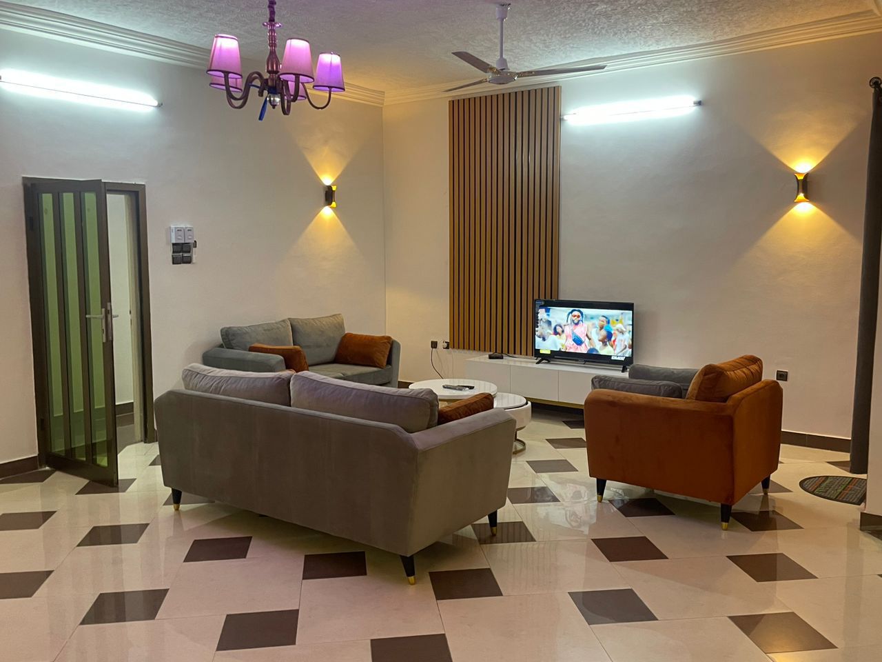 Appartement meublé avec balcon personnel à louer à Cotonou Fidjrossè Plage