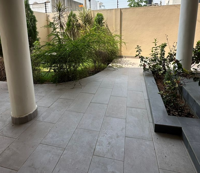 Entrée Personnelle à louer à Cotonou Fidjrossè Plage (19)