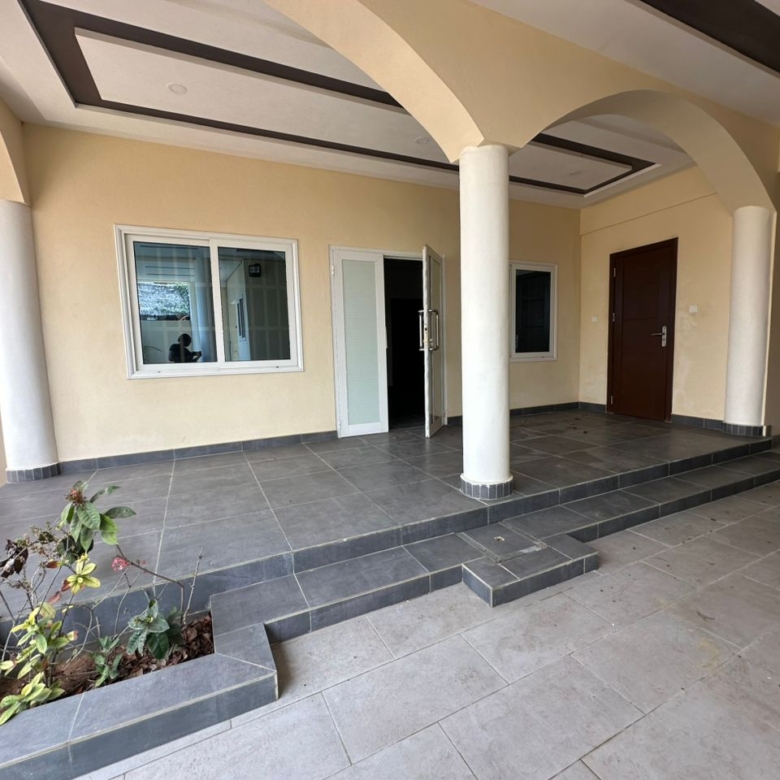 Entrée Personnelle à louer à Cotonou Fidjrossè Plage (19)