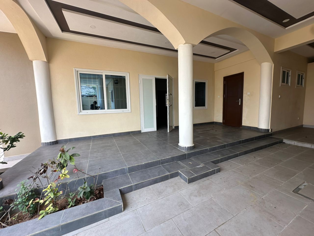 Entrée Personnelle à louer à Cotonou Fidjrossè Plage (19)