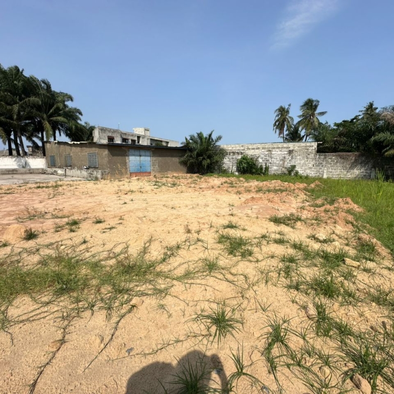 Grand Terrain à vendre au Bord du Goudron à Cotonou Kouhounou