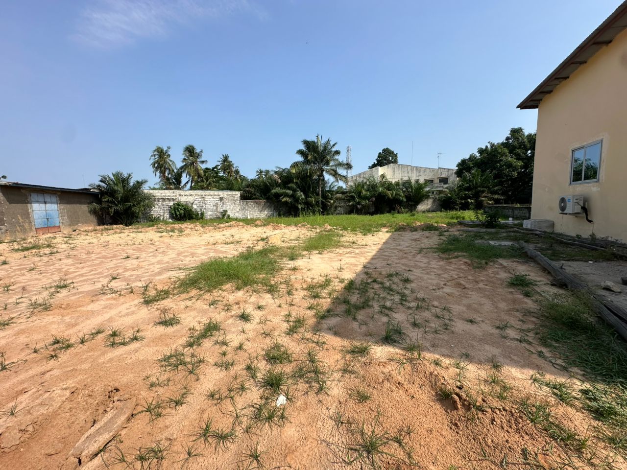 Grand Terrain à vendre au Bord du Goudron à Cotonou Kouhounou