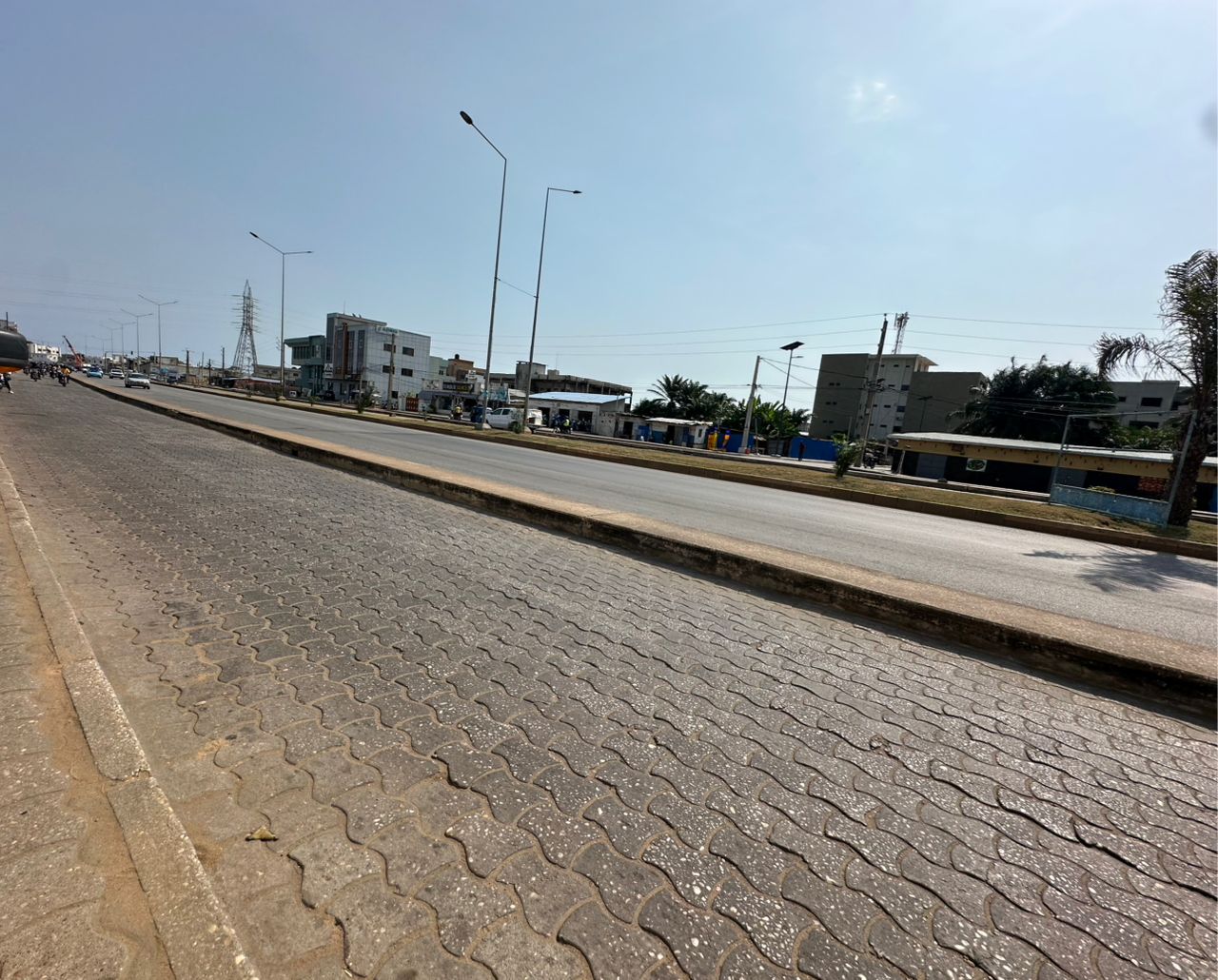 Grand Terrain à vendre au Bord du Goudron à Cotonou Kouhounou