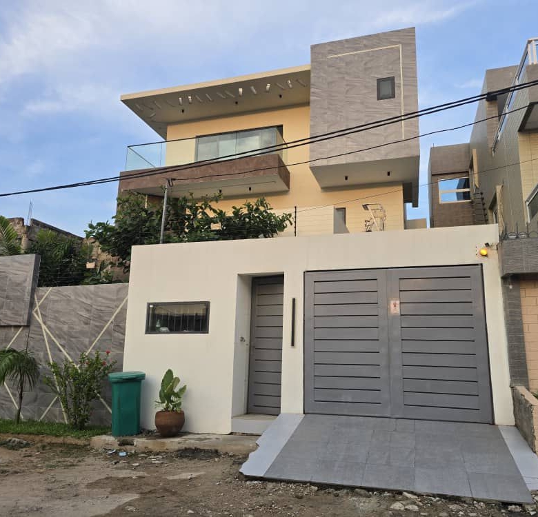 Magnifique Villa Triplex moderne à vendre à Cotonou Fidjrossè