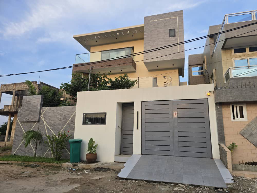 Magnifique Villa Triplex moderne à vendre à Cotonou Fidjrossè
