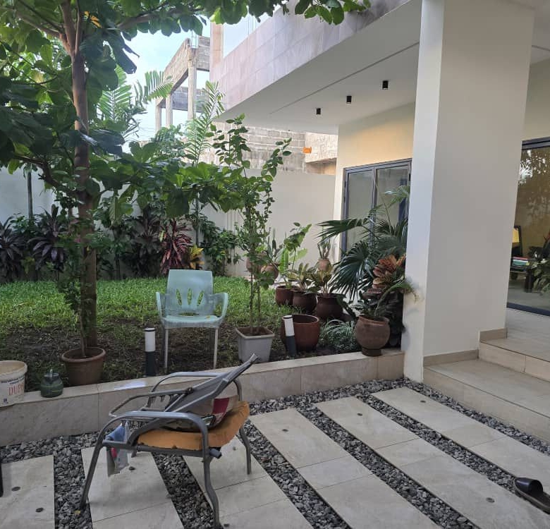 Magnifique Villa Triplex moderne à vendre à Cotonou Fidjrossè