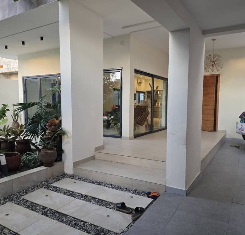 Magnifique Villa Triplex moderne à vendre à Cotonou Fidjrossè