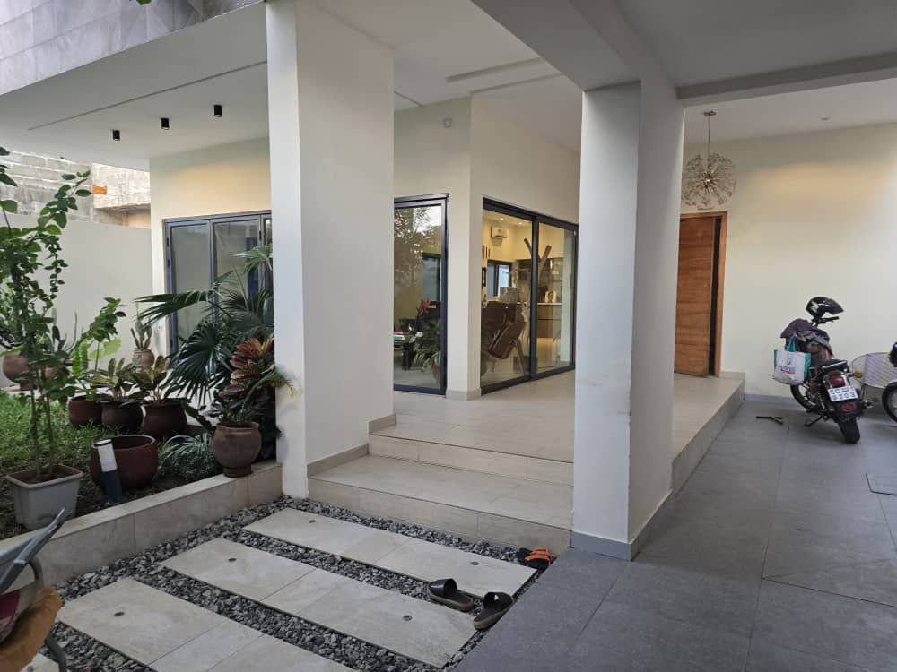 Magnifique Villa Triplex moderne à vendre à Cotonou Fidjrossè