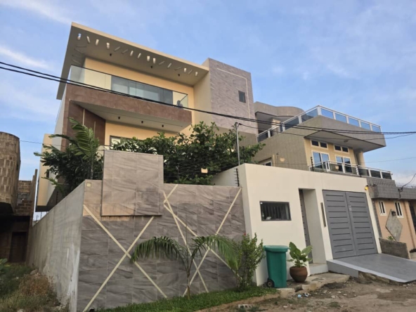 Magnifique Villa Triplex moderne à vendre à Cotonou Fidjrossè