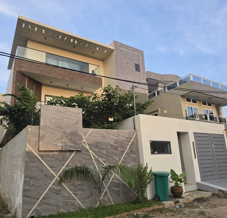 Magnifique Villa Triplex moderne à vendre à Cotonou Fidjrossè