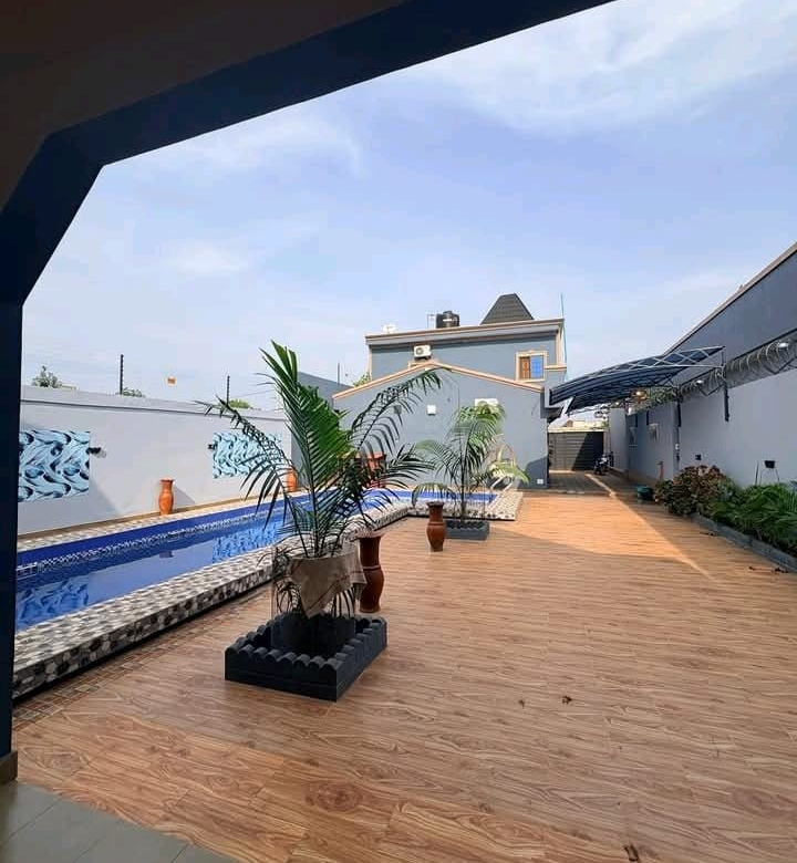 Villa R+1 à vendre avec Piscine à Abomey-Calavi Satellite
