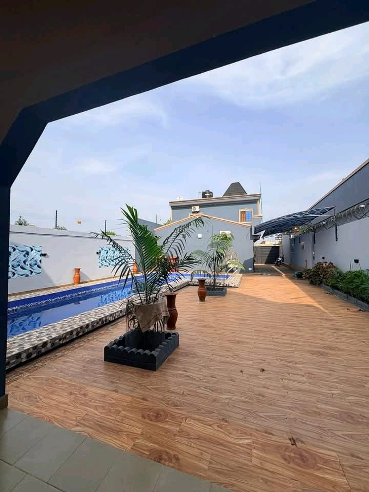 Villa R+1 à vendre avec Piscine à Abomey-Calavi Satellite