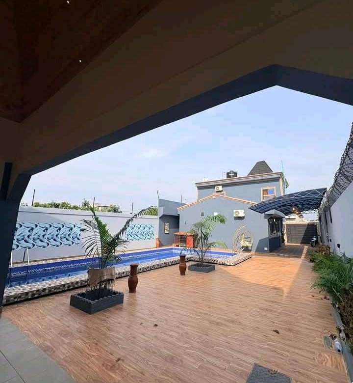 Villa R+1 à vendre avec Piscine à Abomey-Calavi Satellite