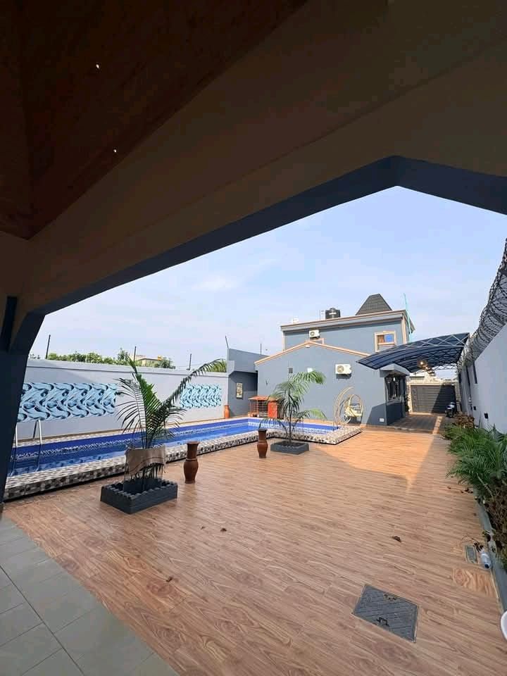 Villa R+1 à vendre avec Piscine à Abomey-Calavi Satellite