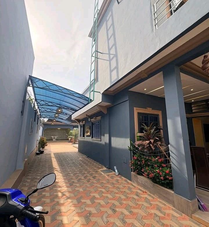 Villa R+1 à vendre avec Piscine à Abomey-Calavi Satellite