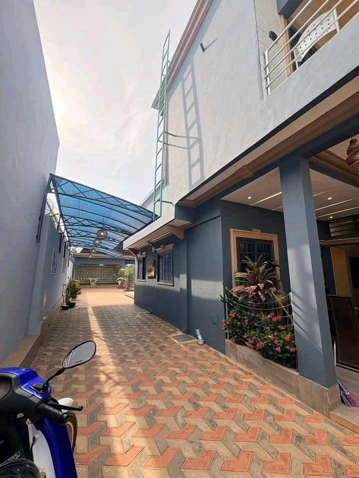 Villa R+1 à vendre avec Piscine à Abomey-Calavi Satellite