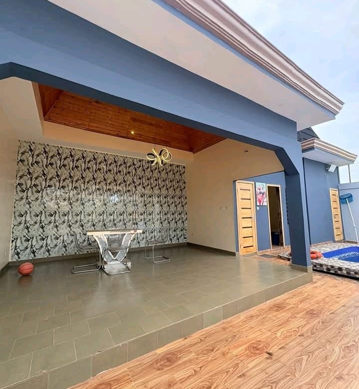 Villa R+1 à vendre avec Piscine à Abomey-Calavi Satellite