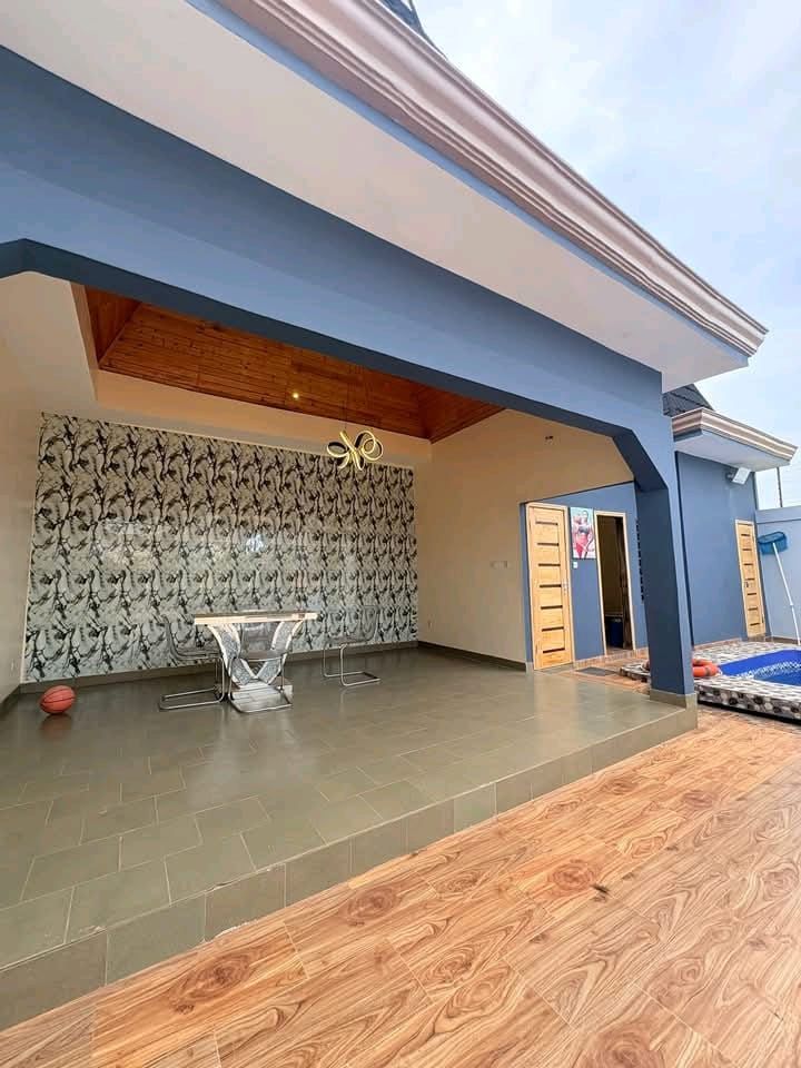 Villa R+1 à vendre avec Piscine à Abomey-Calavi Satellite