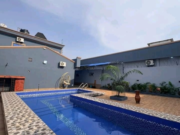 Villa R+1 à vendre avec Piscine à Abomey-Calavi Satellite