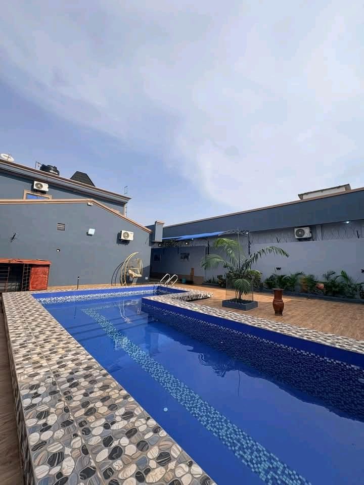 Villa R+1 à vendre avec Piscine à Abomey-Calavi Satellite