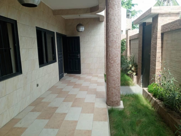 Entrée personnelle moderne à Cotonou Fidjrossè