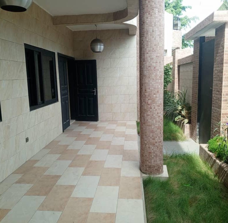 Entrée personnelle moderne à Cotonou Fidjrossè