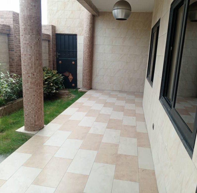 Entrée personnelle moderne à Cotonou Fidjrossè