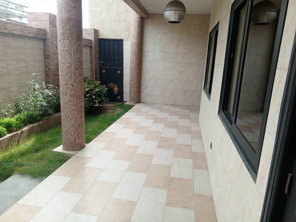 Entrée personnelle moderne à Cotonou Fidjrossè