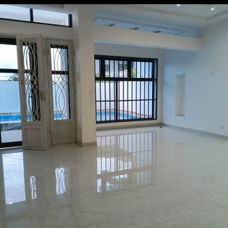 Villa avec piscine à louer à Cotonou Fidjrossè