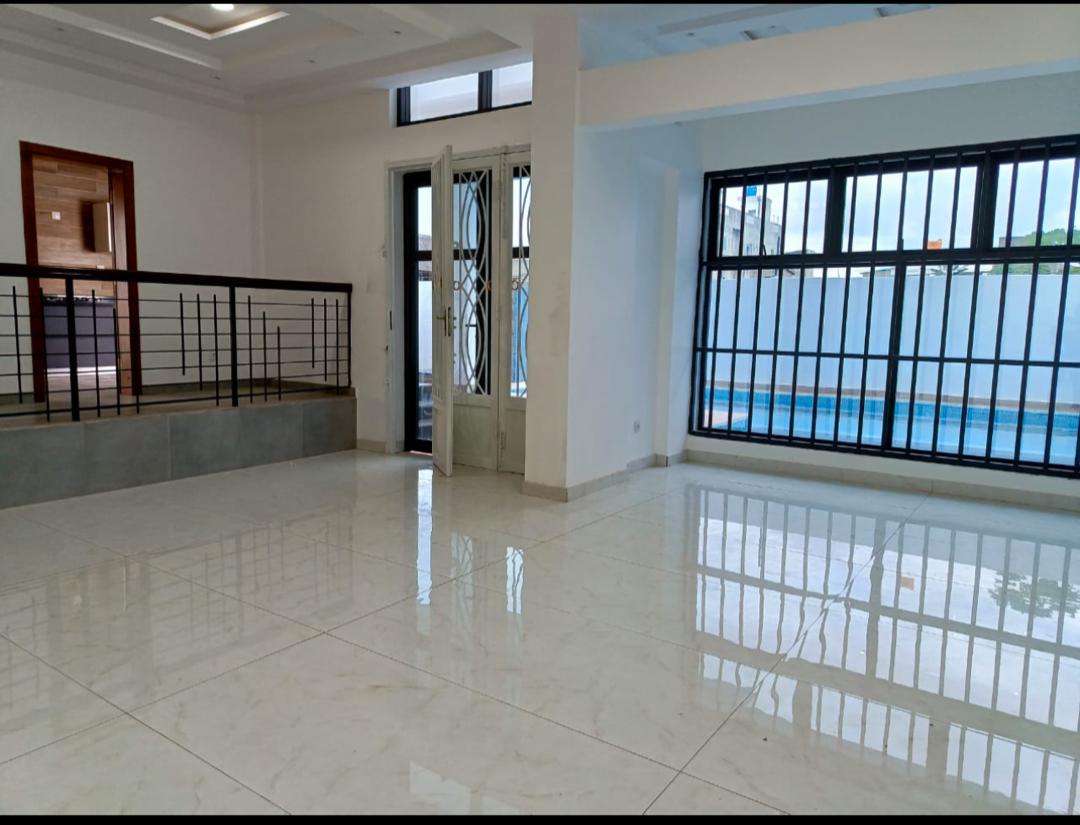 Villa avec piscine à louer à Cotonou Fidjrossè