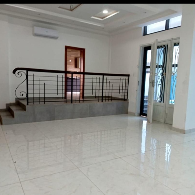 Villa avec piscine à louer à Cotonou Fidjrossè