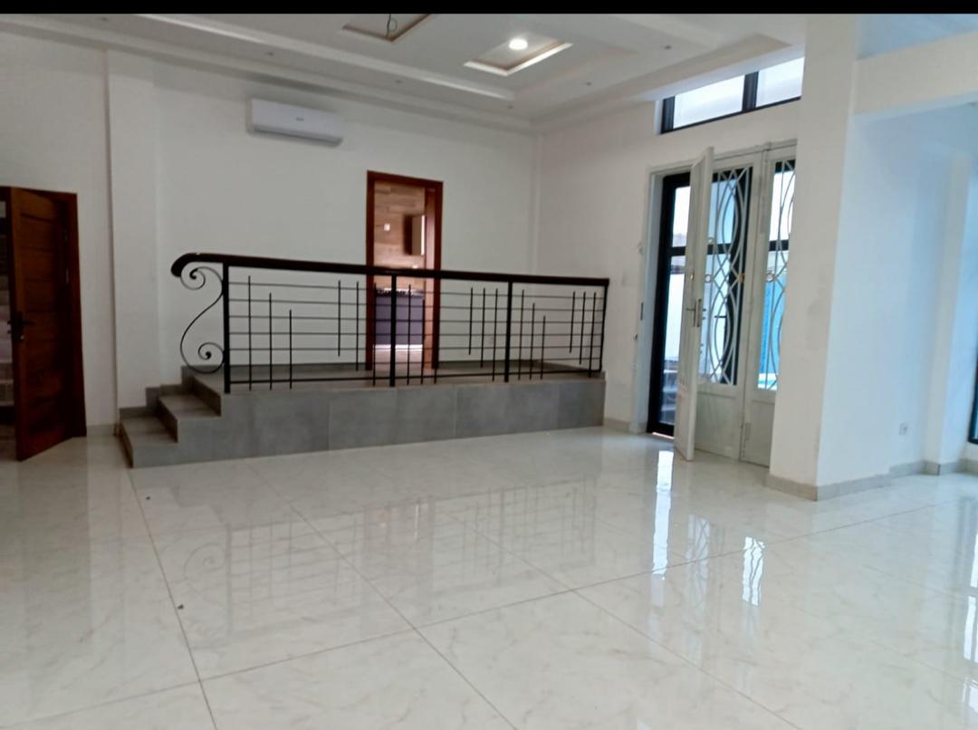 Villa avec piscine à louer à Cotonou Fidjrossè
