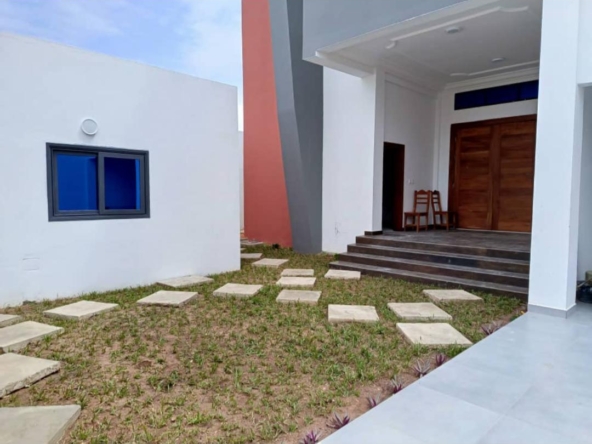 Villa avec piscine à louer à Cotonou Fidjrossè