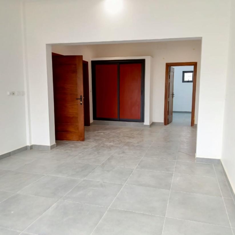 Villa avec piscine à louer à Cotonou Fidjrossè