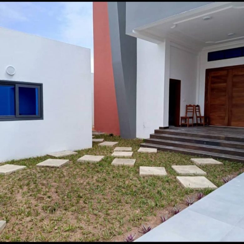 Villa avec piscine à louer à Cotonou Fidjrossè