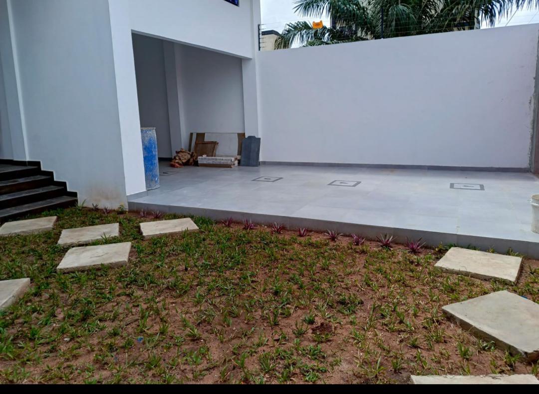 Villa avec piscine à louer à Cotonou Fidjrossè