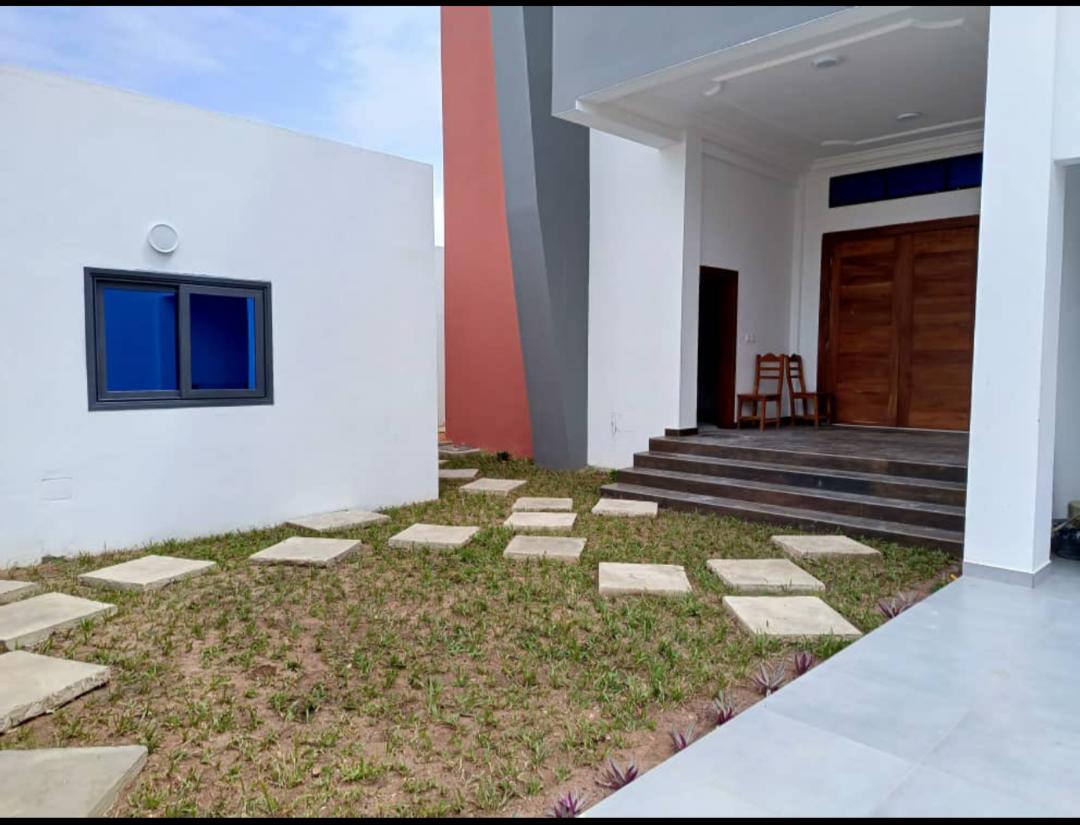 Villa avec piscine à louer à Cotonou Fidjrossè