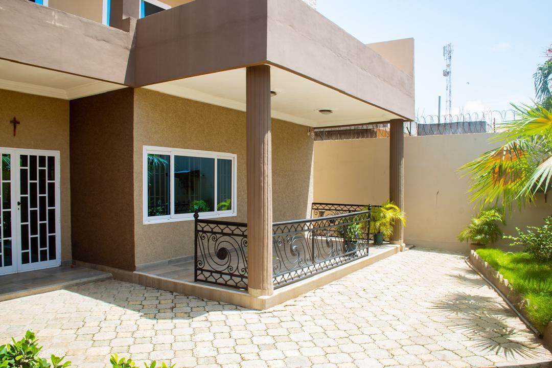 Villa meublée à louer à Cotonou Fidjrossè (63)