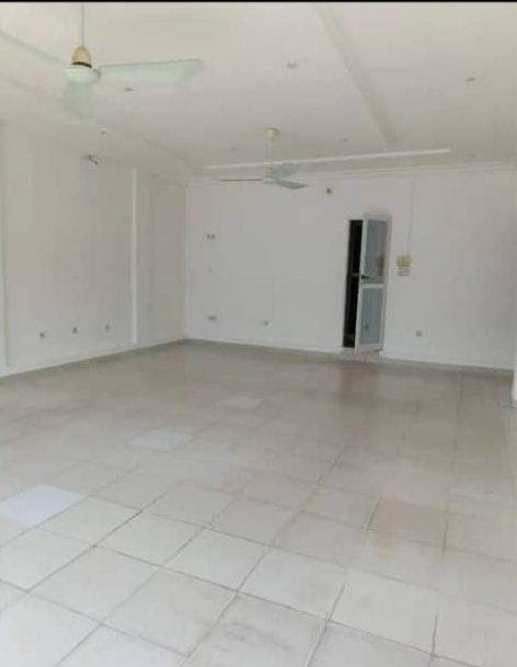Grande Boutique au bord des pavés à Aibatin