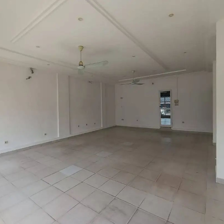 Grande Boutique au bord des pavés à Aibatin