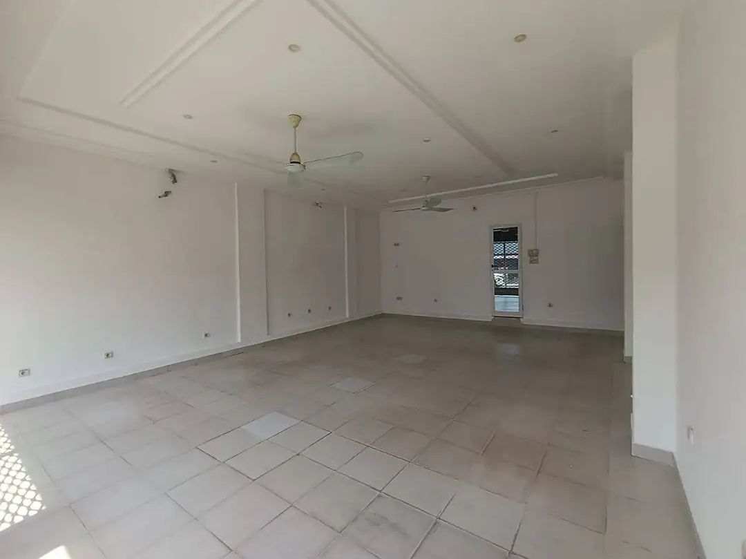 Grande Boutique au bord des pavés à Aibatin
