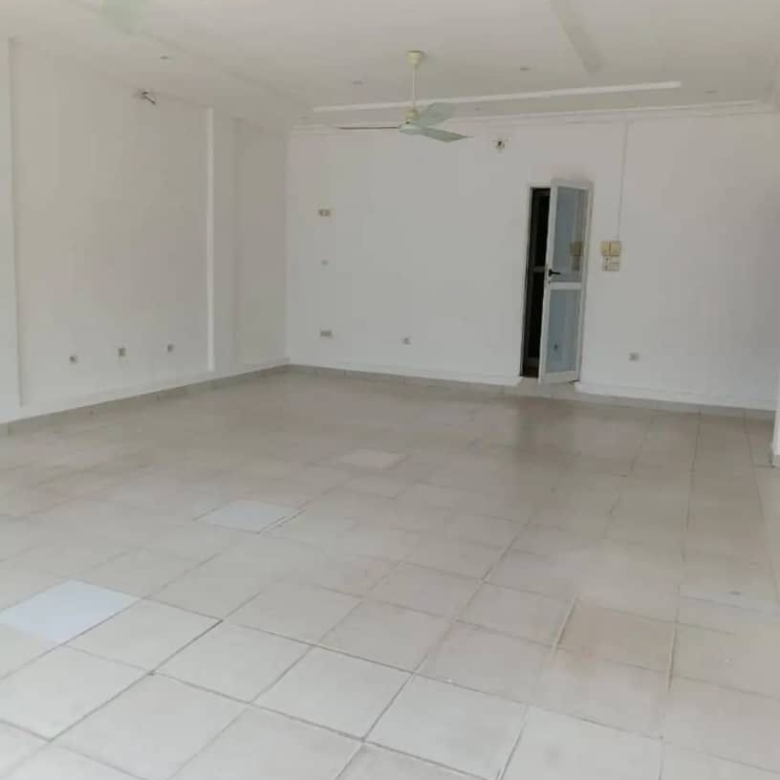 Grande Boutique au bord des pavés à Aibatin