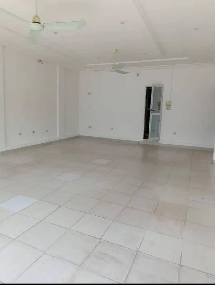 Grande Boutique au bord des pavés à Aibatin