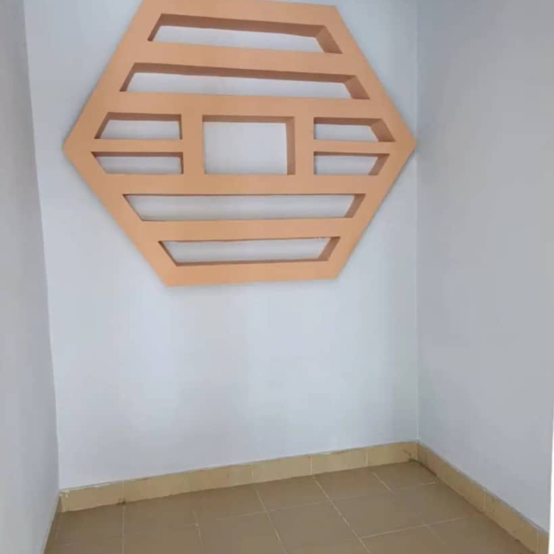 Grande Boutique au bord des pavés à Aibatin